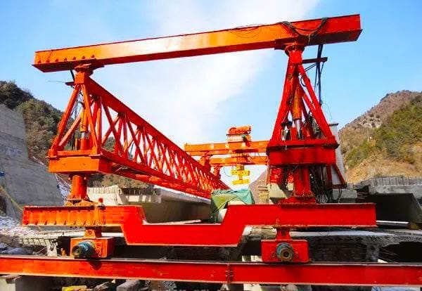Bridge erecting crane