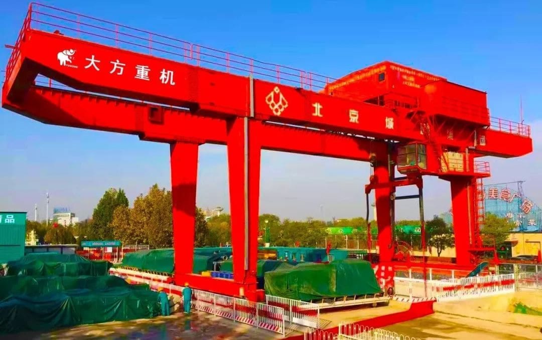 Road and bridge gantry crane