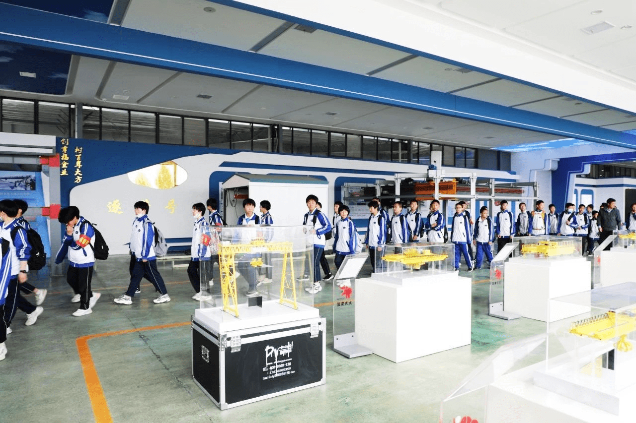 the students walked into Dafang1