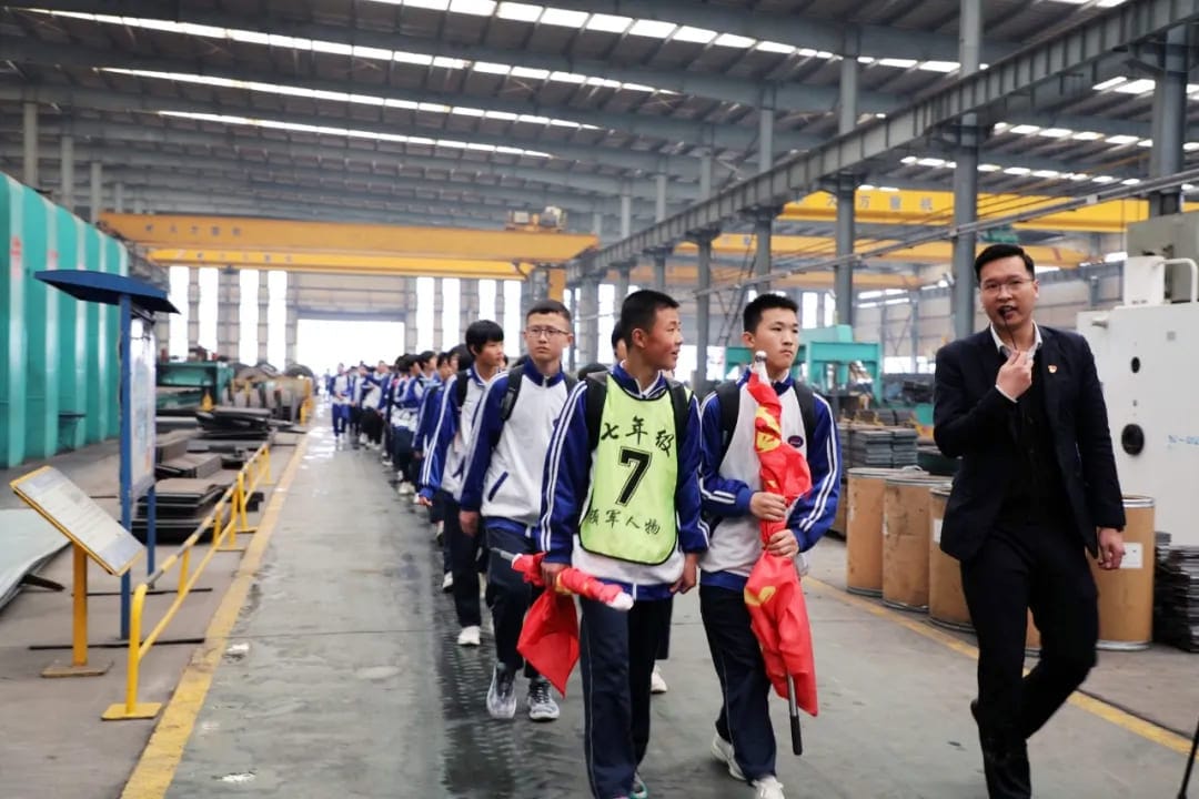the students walked into Dafang2