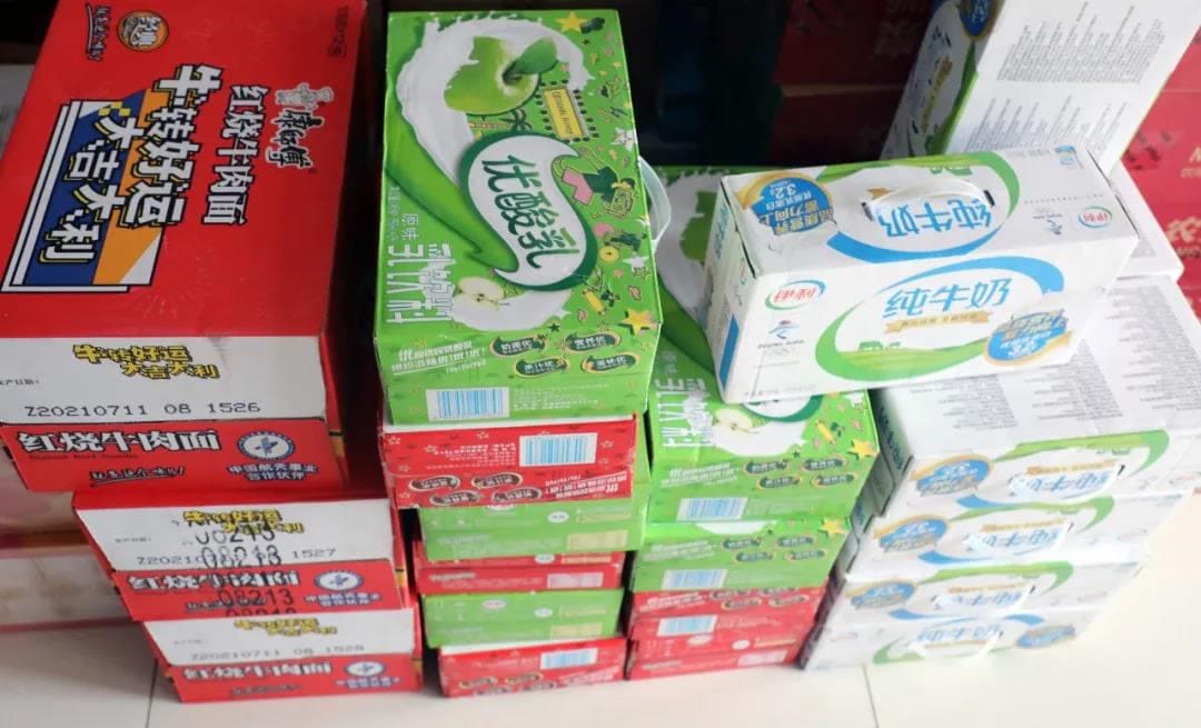 Provide employees with daily necessities such as milk and bread during the rain 1