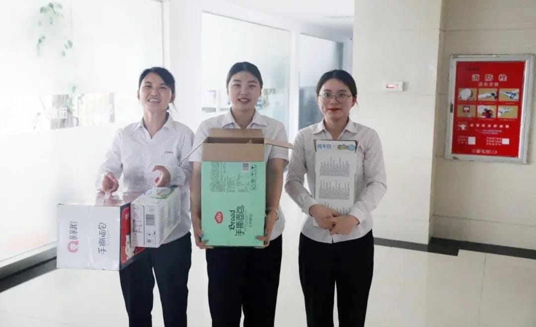 Provide employees with daily necessities such as milk and bread during the rain 2