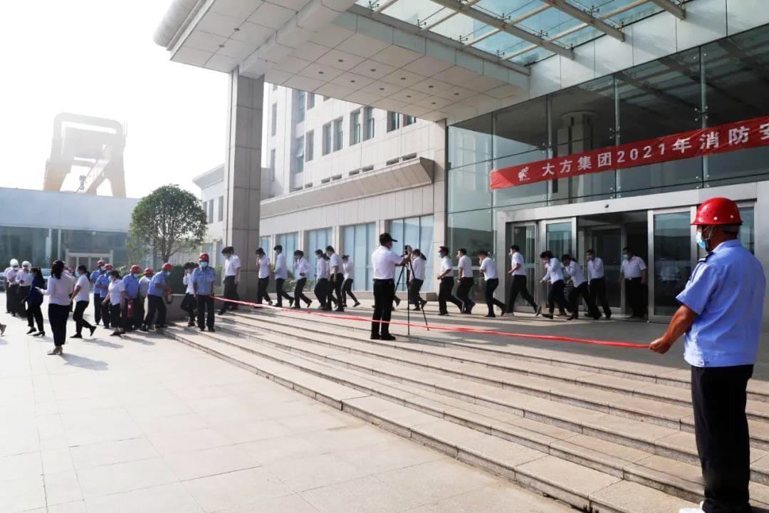 Rescuers evacuated and evacuated employees