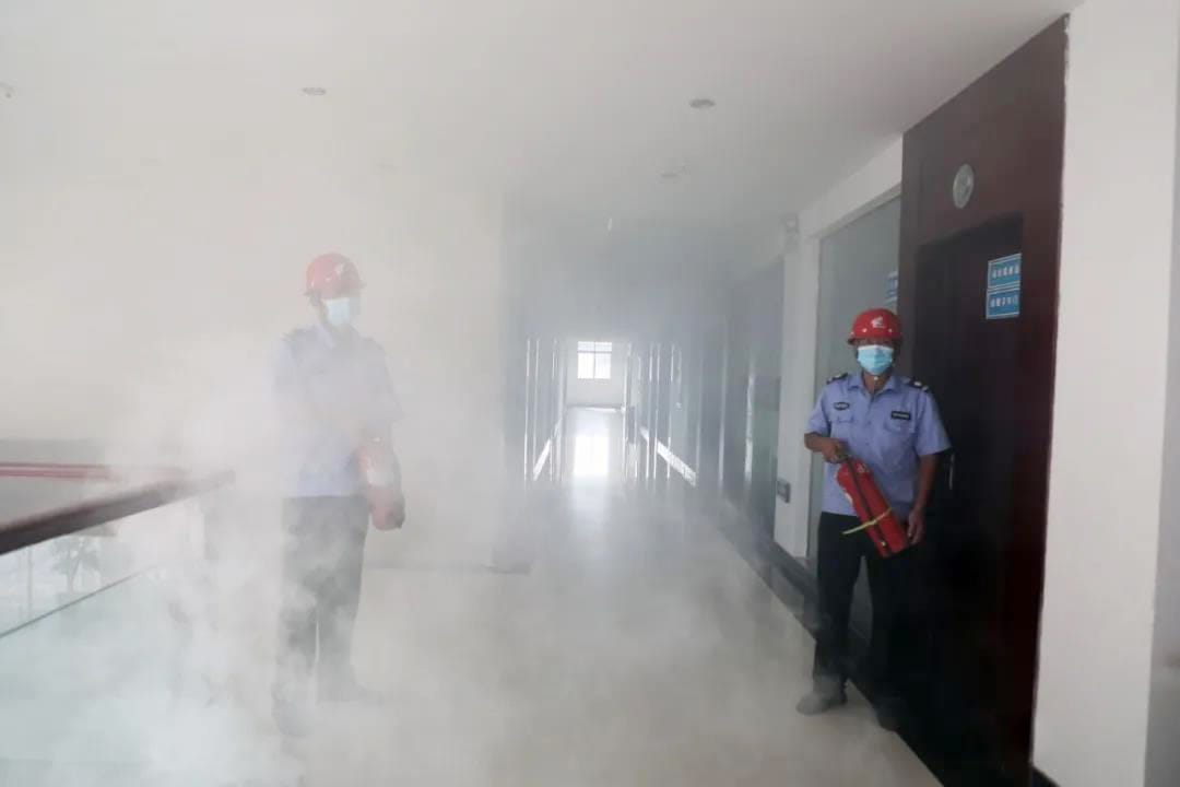 Rescuers found the source of the fire to put out the fire