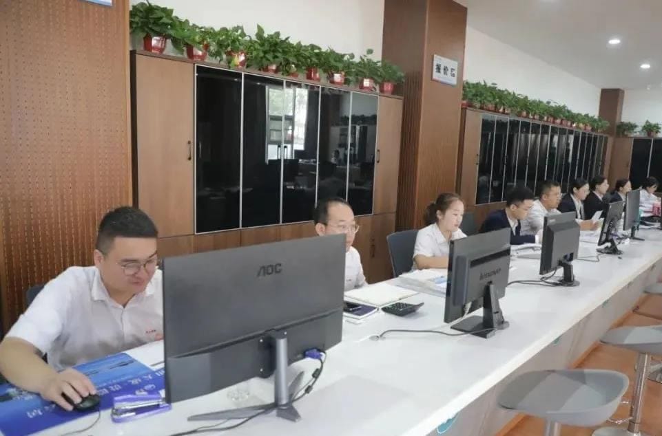 Sales staff still stick to their posts