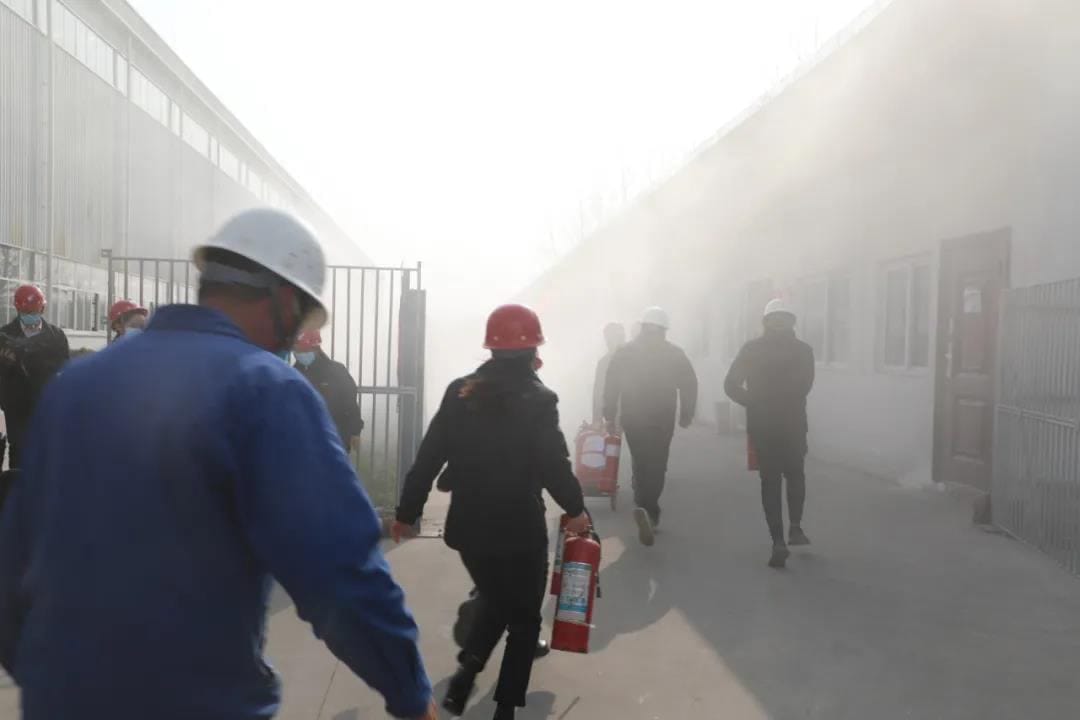 The emergency team takes fire fighting and rescue operations 2