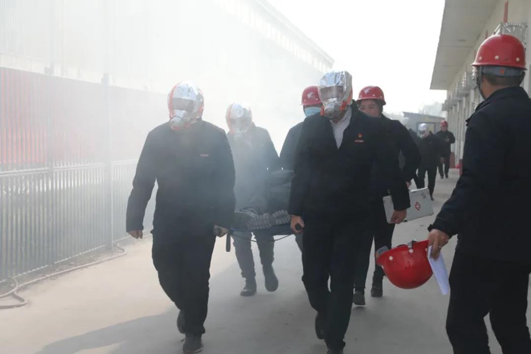 The emergency team takes fire fighting and rescue operations 3