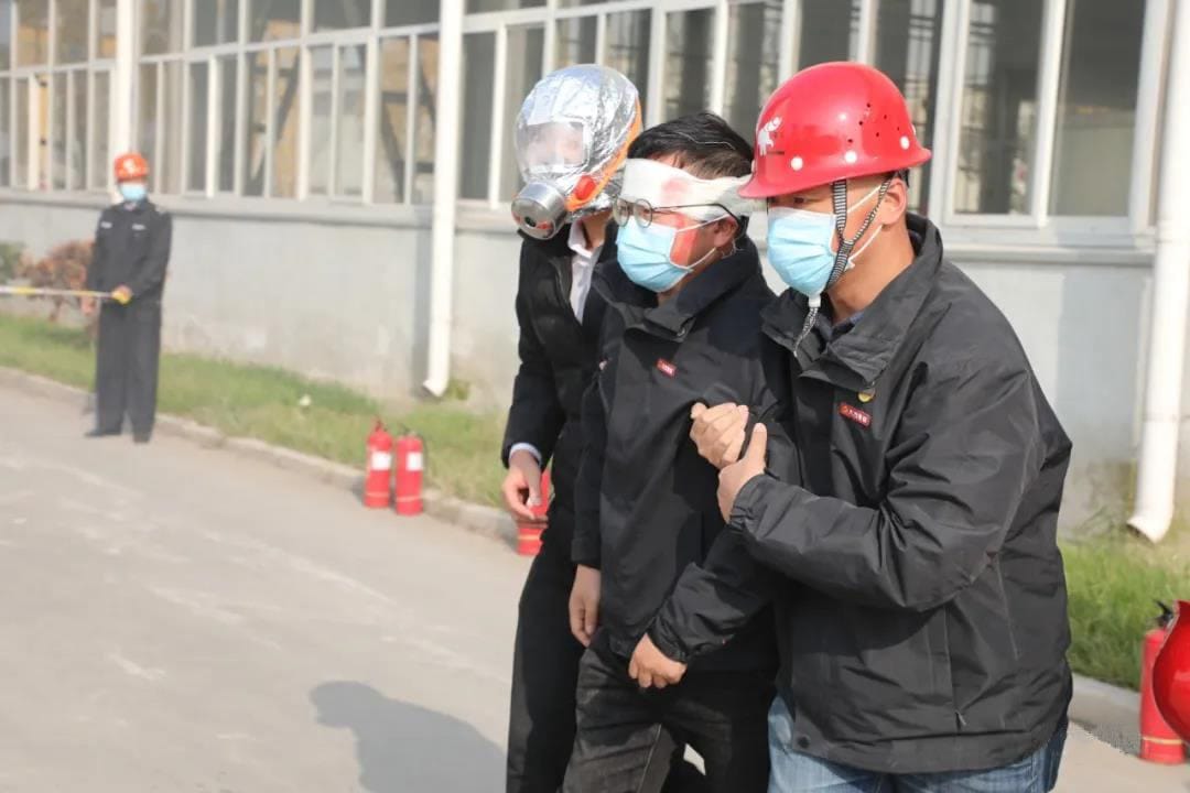 The emergency team takes fire fighting and rescue operations 4