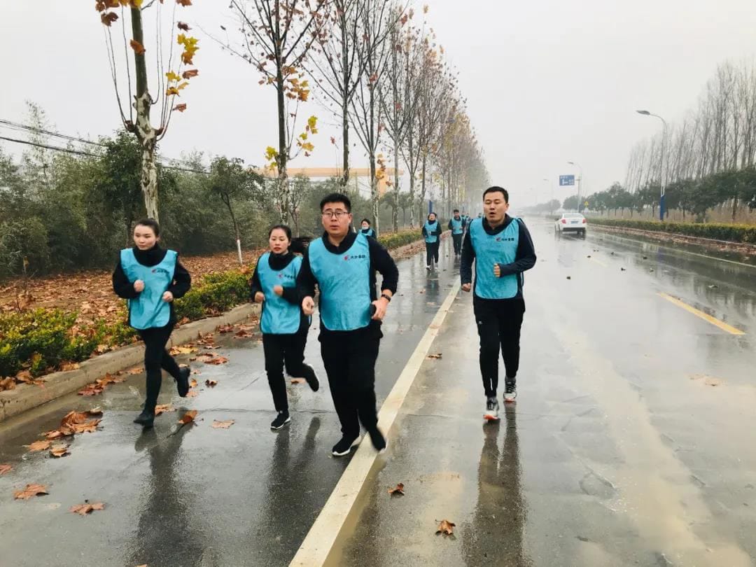 The long distance race officially started 1