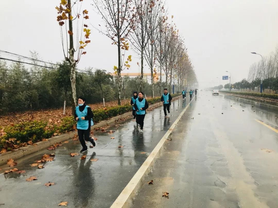 The long distance race officially started 2