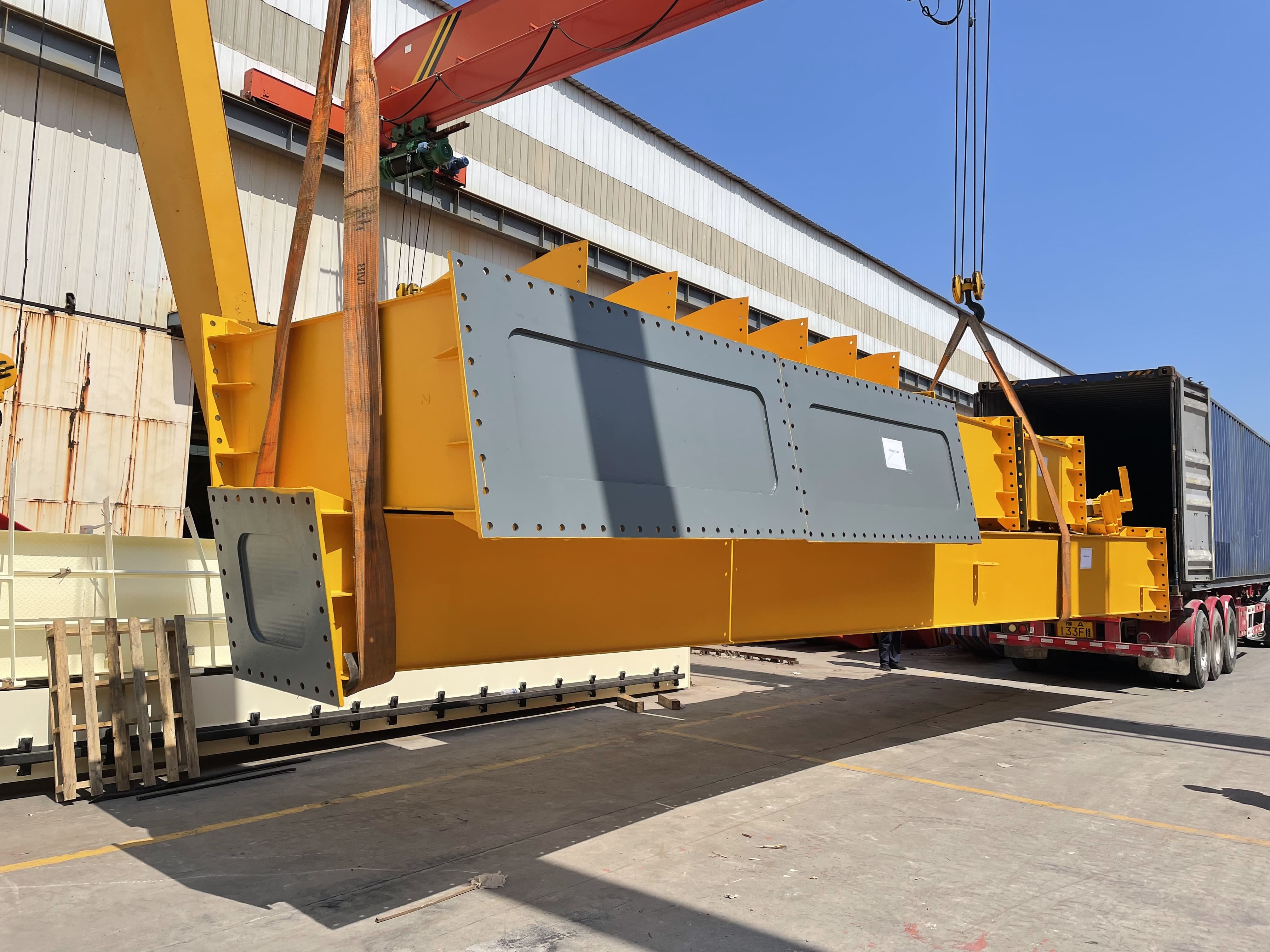 Gantry crane support legs loading